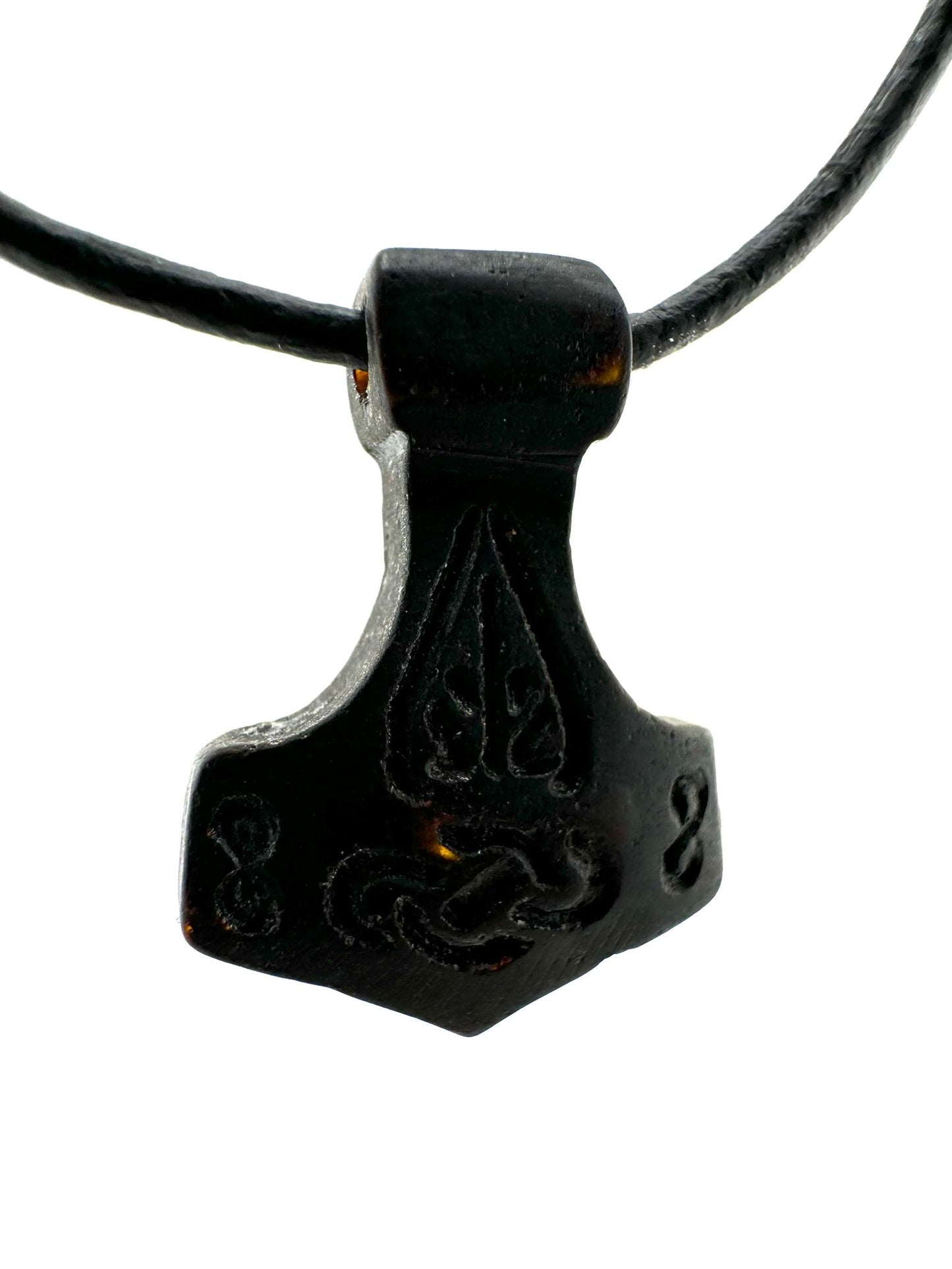 Thors hammer lavet af sort rav