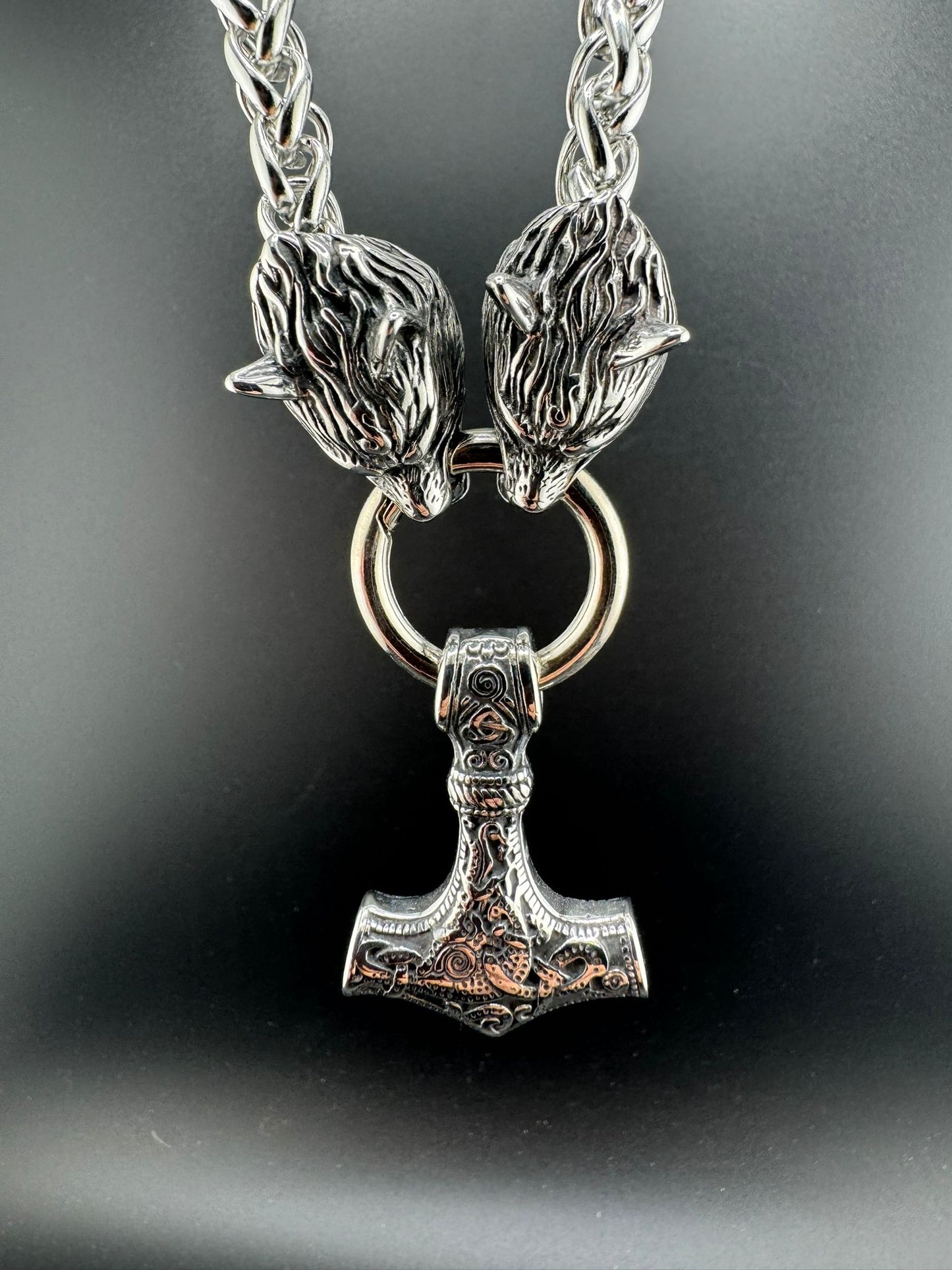 Thors hammer med ulvehoveder