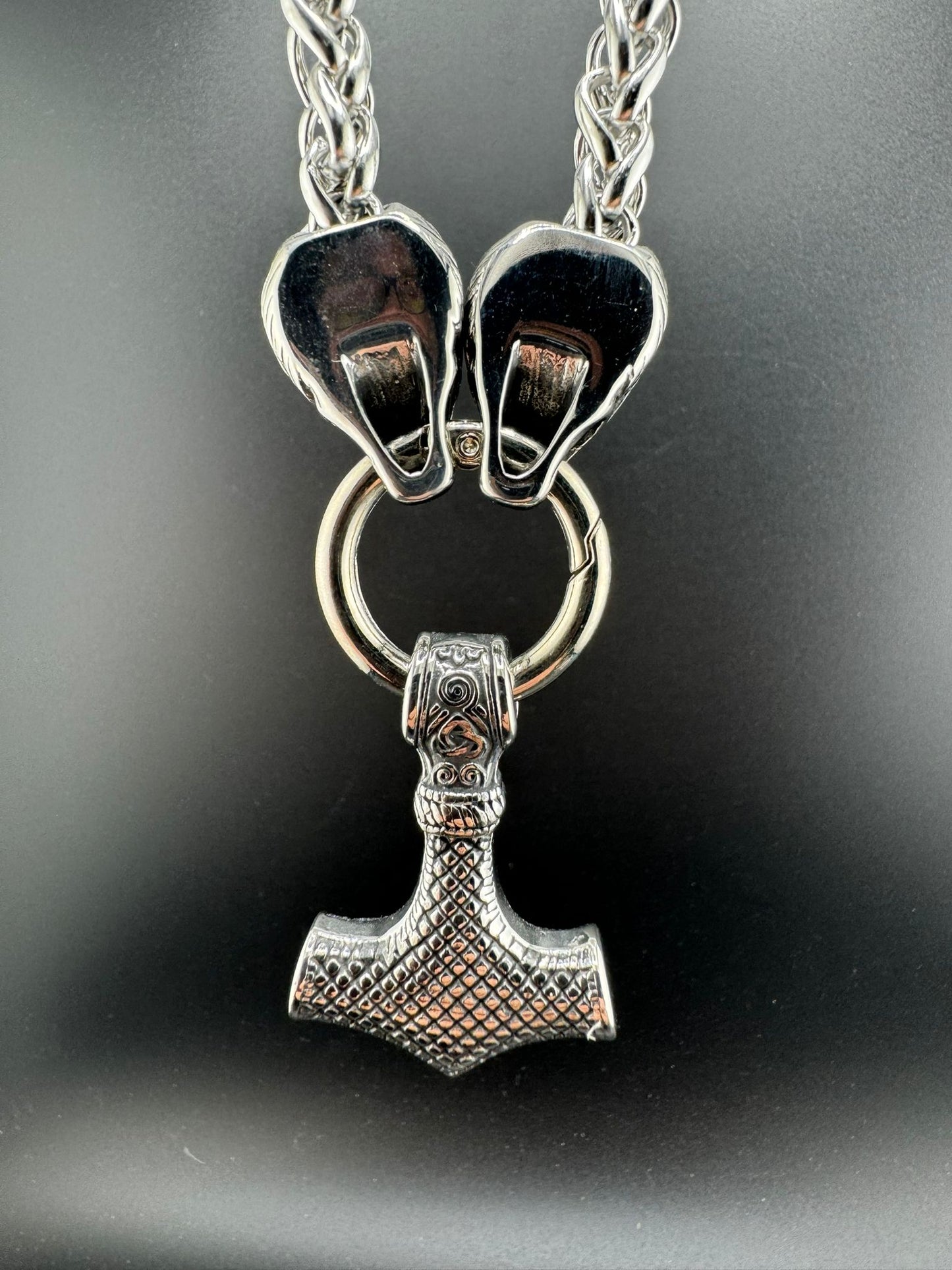 Thors hammer med ulvehoveder