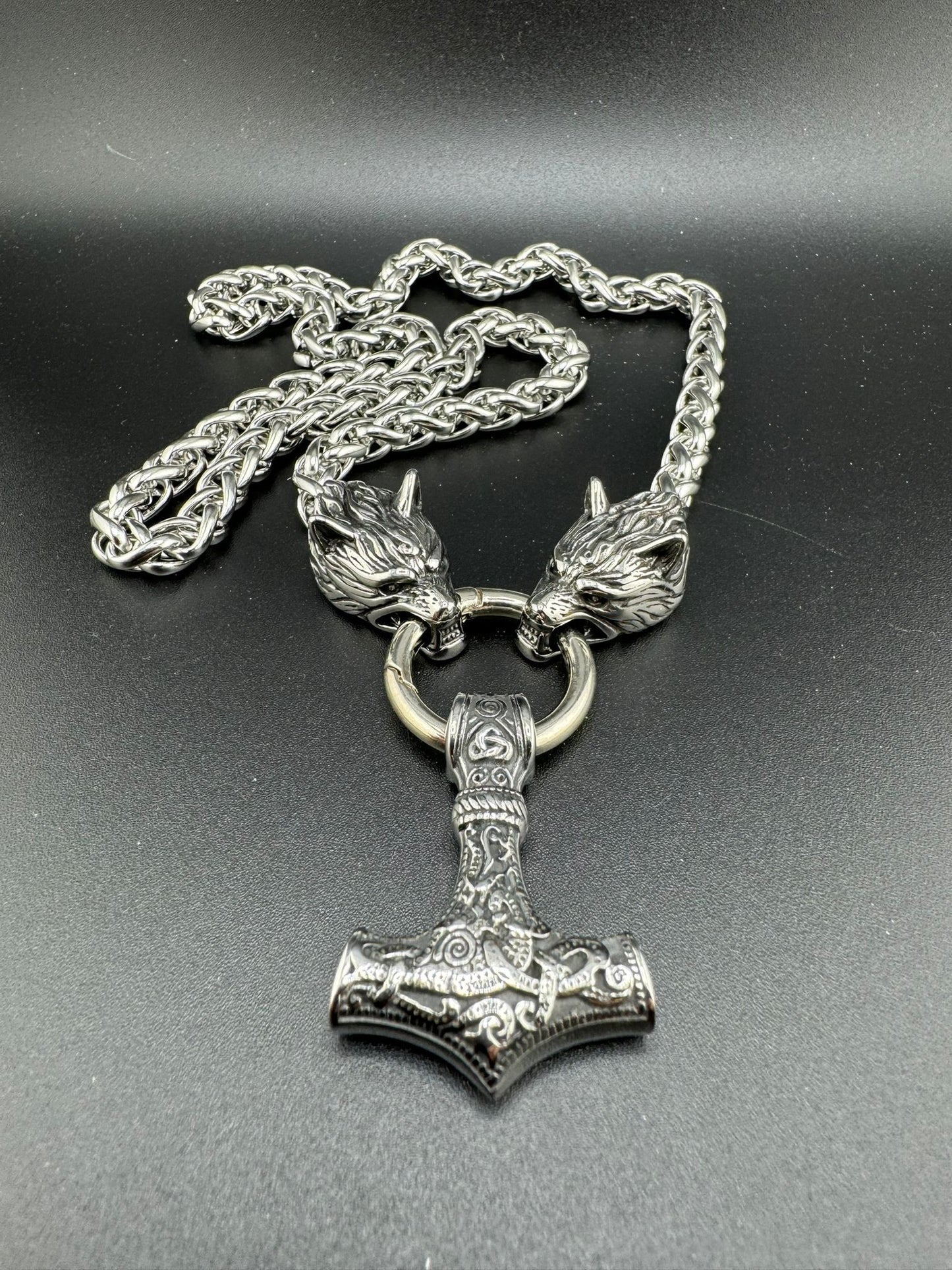 Thors hammer med ulvehoveder