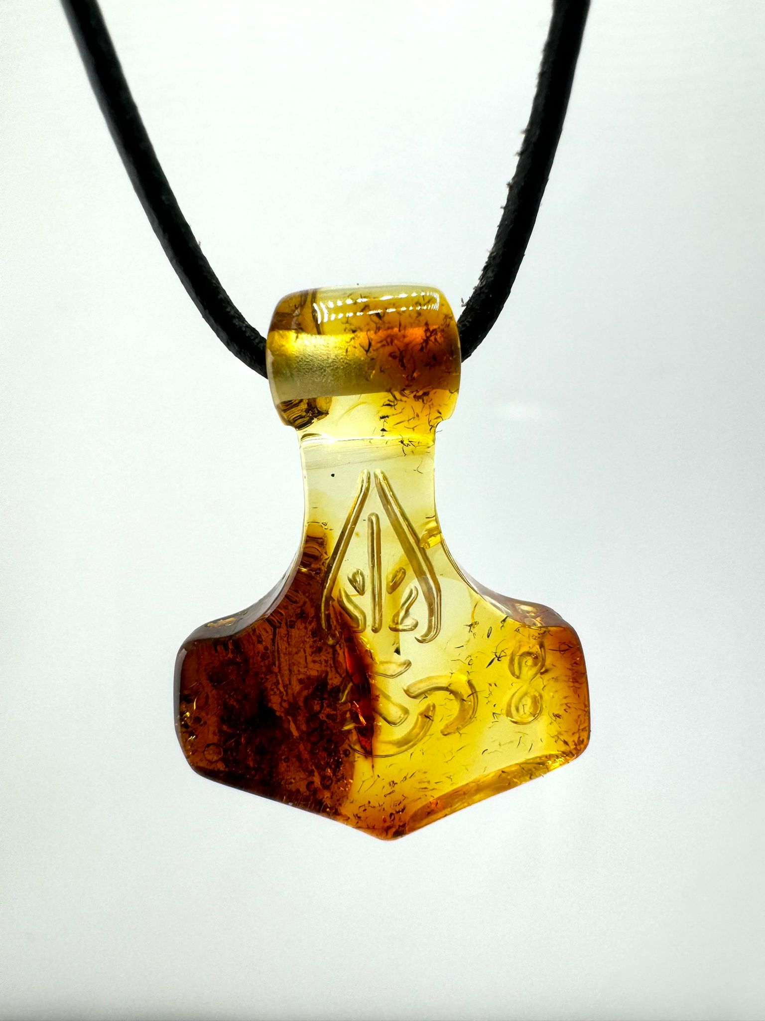 Bernstein-Mjönir mit Ornamentik