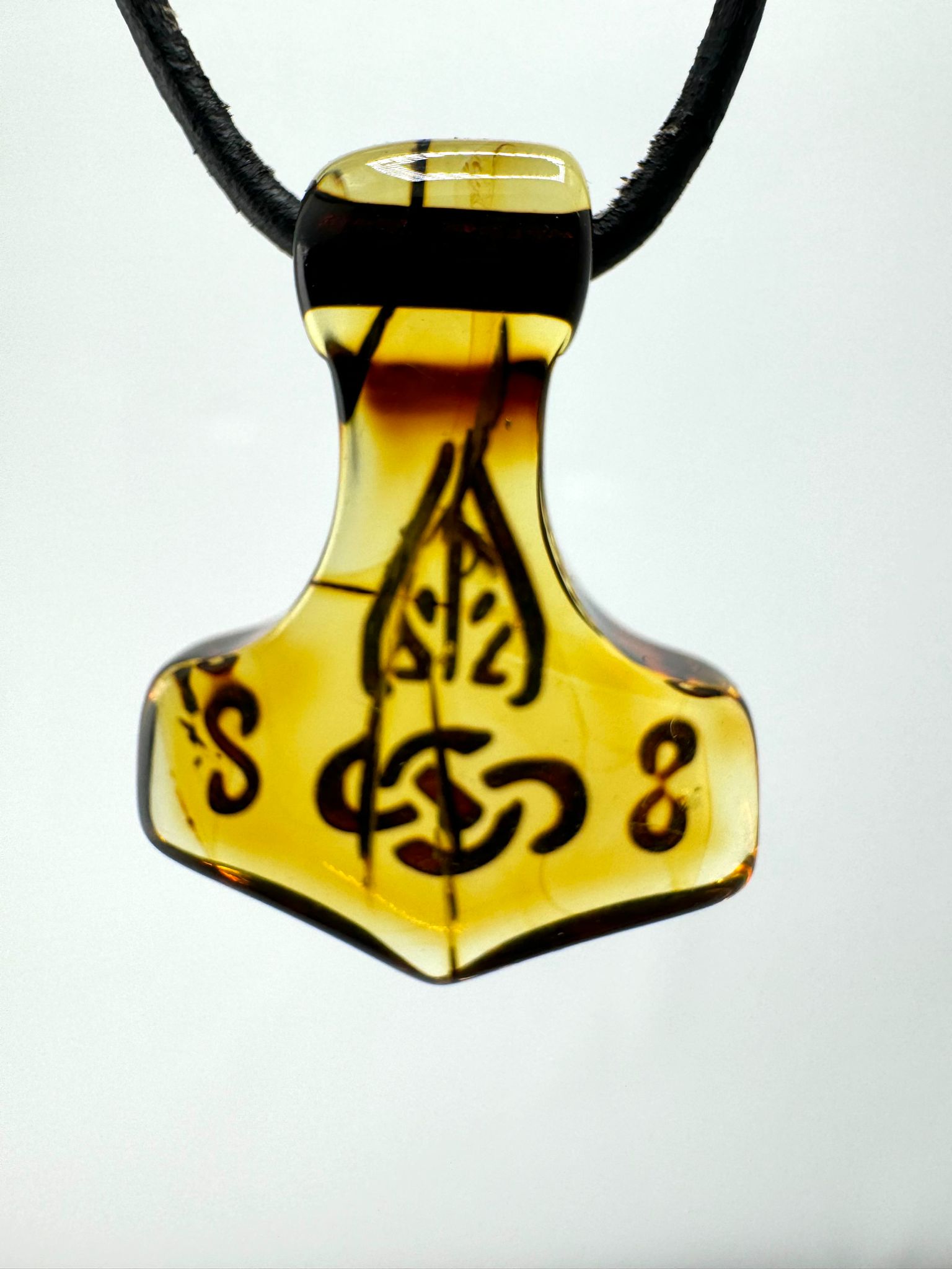 Bernstein-Mjönir mit Ornamentik