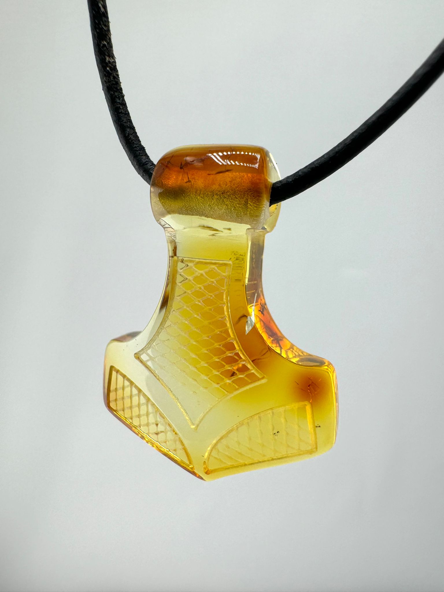 Bernstein-Mjönir mit Ornamentik