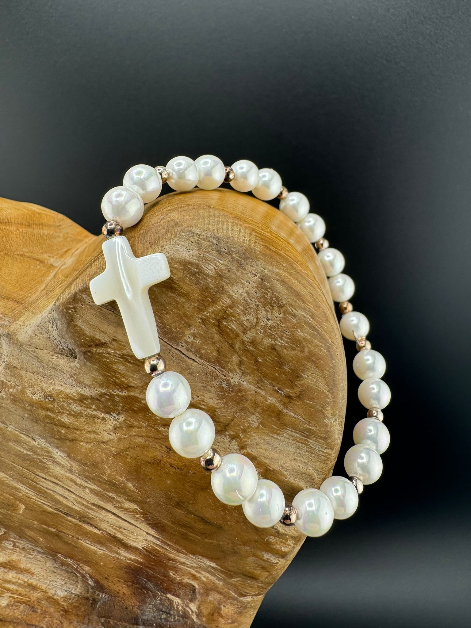 Perlenarmband mit Kreuz